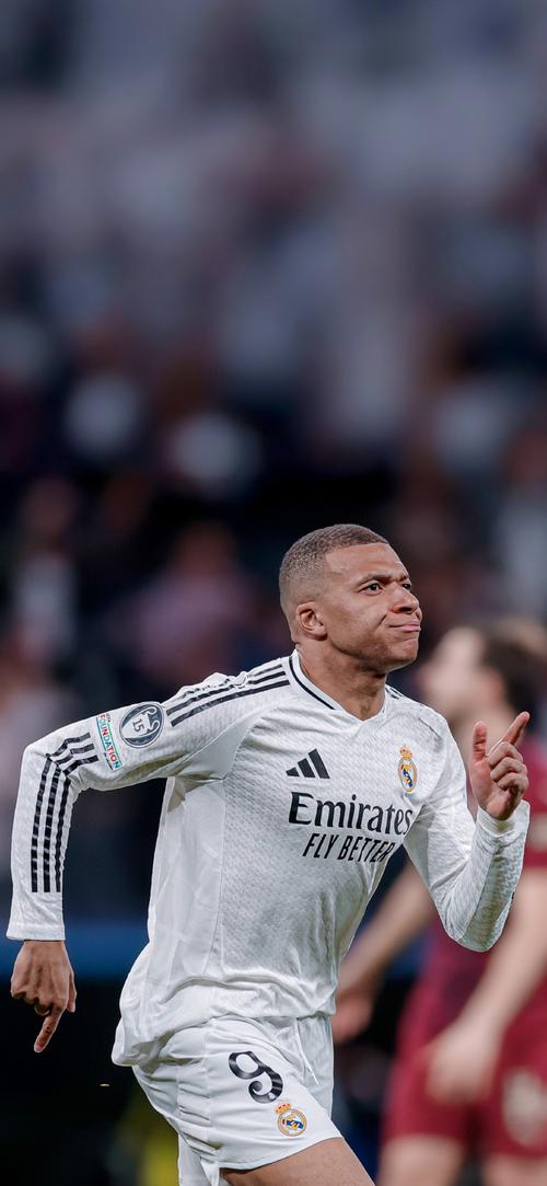 皇马在国家德比后失利，阿隆索面临下课危机，巴萨趁机领跑，西甲争冠形势严峻。