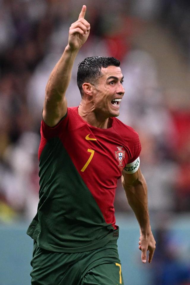 足球国足球迷自发组织万人方阵助威（国足球迷自发组建万人方阵为球队助威）