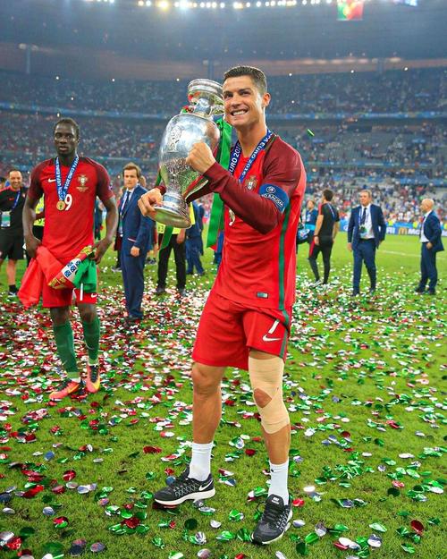 法比奥：非常荣幸拿到中超金靴，这背后是所有人的努力和付出（法比奥：荣膺中超金靴倍感荣幸，这一切离不开大家的共同努力）