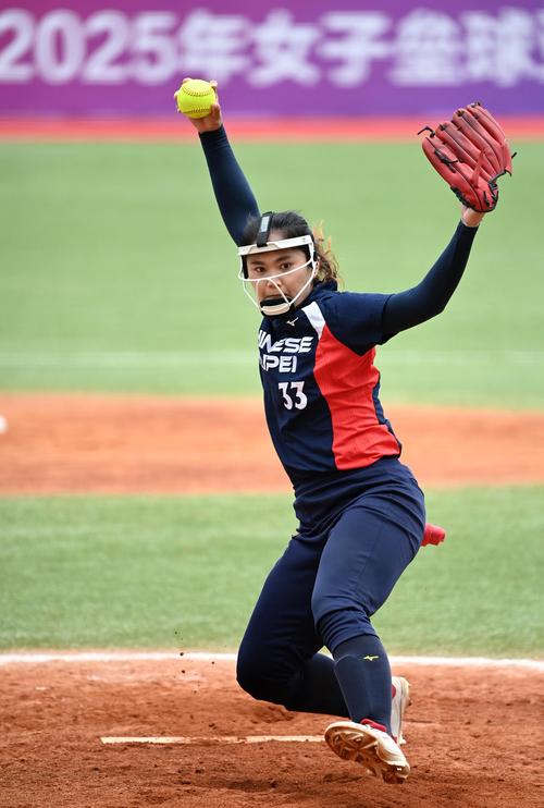 拉波尔塔的圣诞轻松时刻：巴萨主席的亲民魅力与未来布局