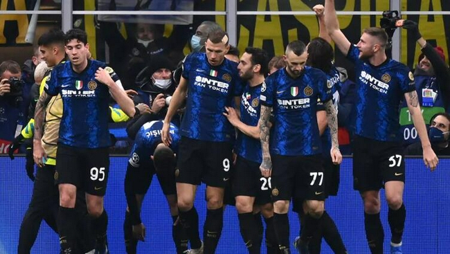 德国杯半场：斯特龙普夫乌龙+染红，斯图加特1-0十人波鸿（德国杯半场战报：斯特龙普夫乌龙+被罚下，十人波鸿0-1落后斯图加特）