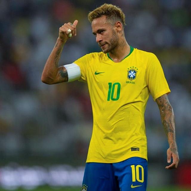 狼堡主帅：国家队回归球员都能上场比赛，对阵药厂是巨大挑战（沃尔夫斯堡主帅：国脚归队均可上阵，迎战勒沃库森是巨大考验）