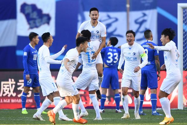 邓涵文因经济保障和新东家前景决定离开武汉三镇，加盟云南玉昆，成为球队核心球员。