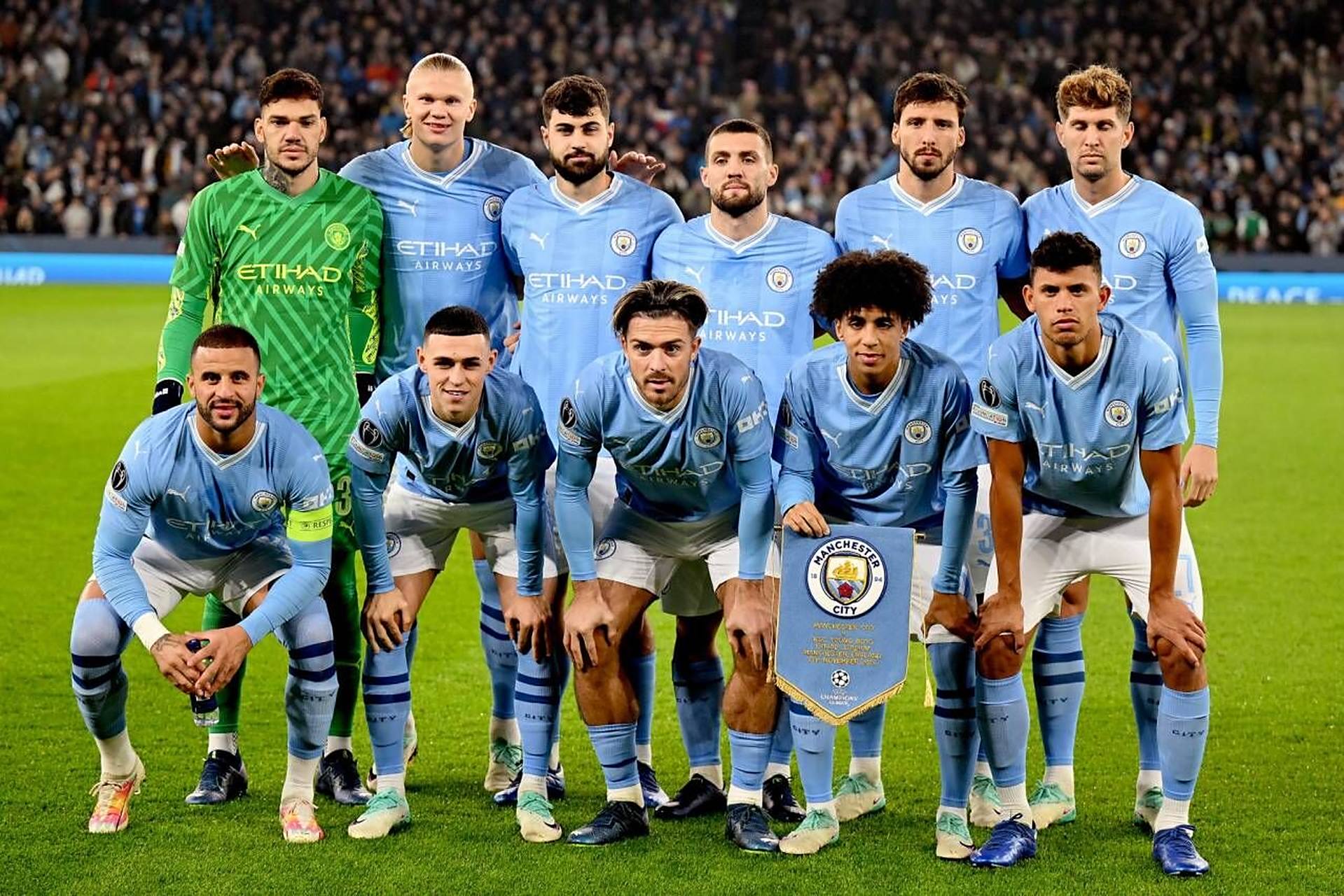 T倒了！预热《怪奇物语》最终季，拜仁球员穿特制热身服出场（拜仁球员穿定制热身服亮相，为《怪奇物语》最终季预热）