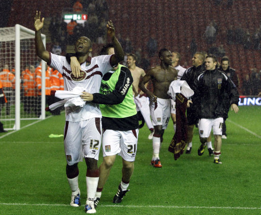 西超杯-亚马尔破门姆巴佩建功 巴萨5-2皇马夺冠（西超杯：亚马尔破门、姆巴佩建功，巴萨5-2击败皇马捧杯）