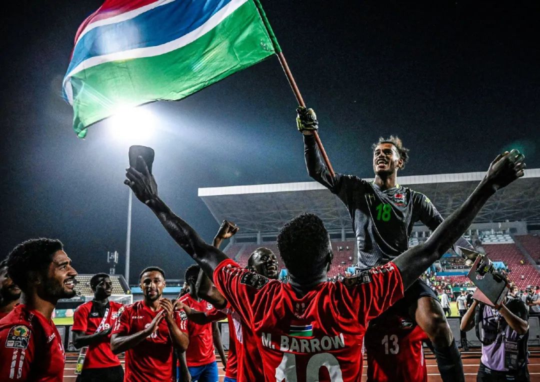 全军出击！曼城VS利兹联首发出炉：哈兰德领衔，多库B席出战（火力全开！曼城战利兹联首发公布：哈兰德挂帅，多库与B席先发）