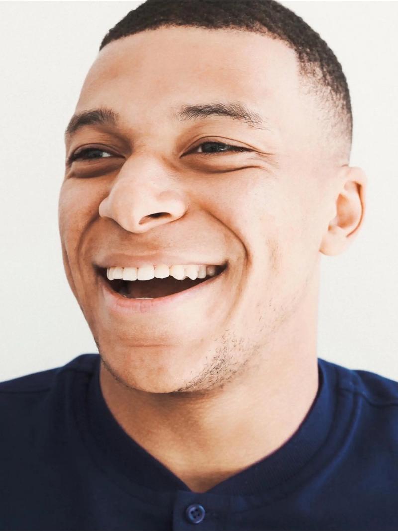 泪目！足协杯冠军奖杯被带回工体，放在已故球迷杨雪的座位旁（令人动容：足协杯冠军奖杯回归工体，安放在已故球迷杨雪的座位旁）