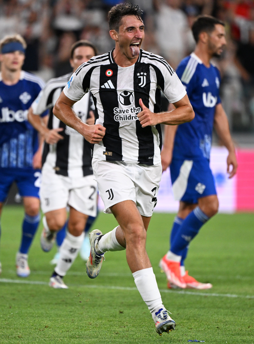 英超曼联和铁锤帮踢平，胖虎大力轰门式传球助攻达洛特种瓜得豆！